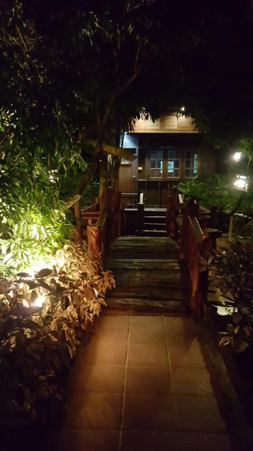 Ruean Mai Chai Khlong Ампхава Экстерьер фото